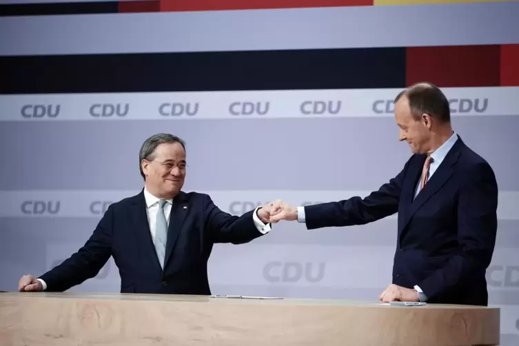 Der unterlegene Friedrich Merz (rechts) gratuliert Armin Laschet zur Wahl als Parteivorsitzender der CDU.
