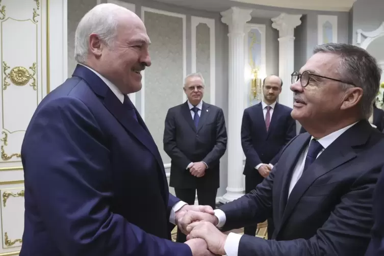 Händeschütteln: Präsident Alexander Lukaschenko und Eishockey-Weltchef René Fasel.