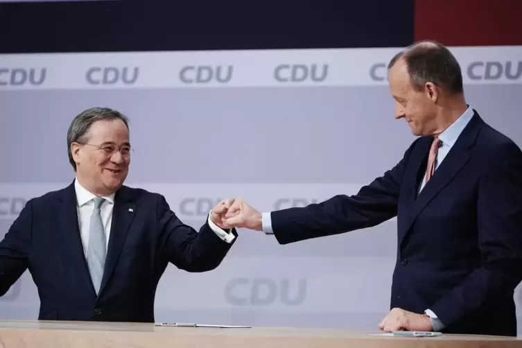 Der unterlegene Kandidat Friedrich Merz (rechts) beglückwünscht Armin Laschet zur Wahl als CDU-Vorsitzender.