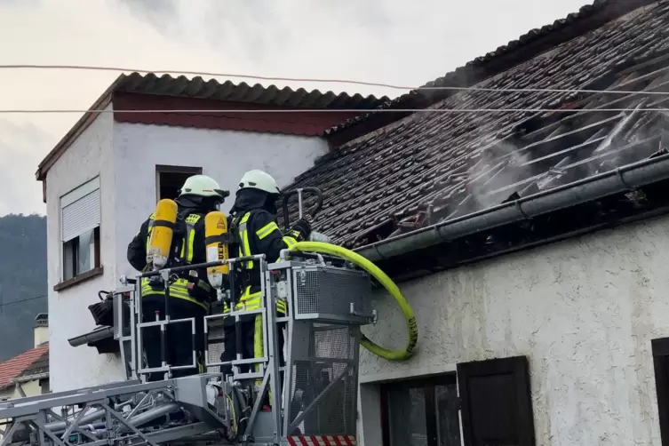 Die Feuerwehr musste das Dach öffnen, um löschen zu können. 