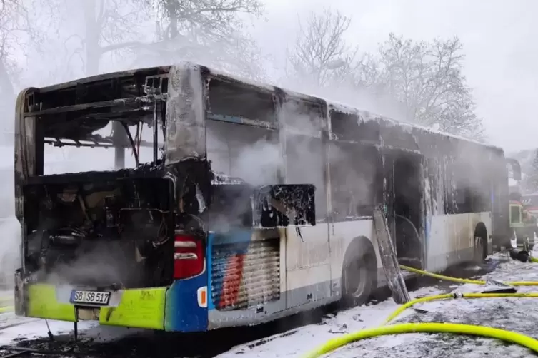 Der Saarbrücker Linienbus brennt in voller Länge restlos aus. 