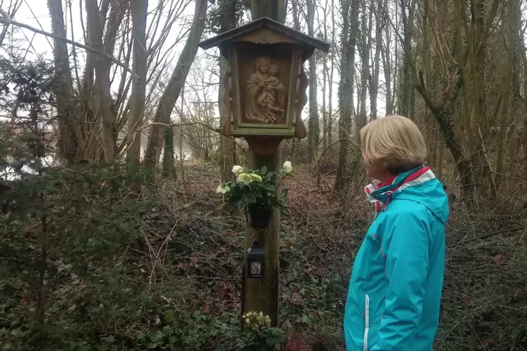 Der Bildstock mit einem Marienbild steht am Wegrand. 