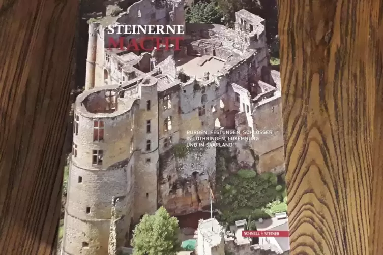 Das Titelbild des Buchs &bdquo;Steinerne Macht&ldquo; zeigt die Burg Beaufort. Diese stolze Ruine gibt es in Luxemburg zu entdecken.