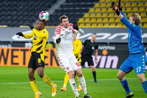 Plötzlich wieder mittendrin: der Mainzer Stefan Bell. Links Dortmunds Youssoufa Moukoko, rechts „Nullfüf“-Torwart Robin Zentner.