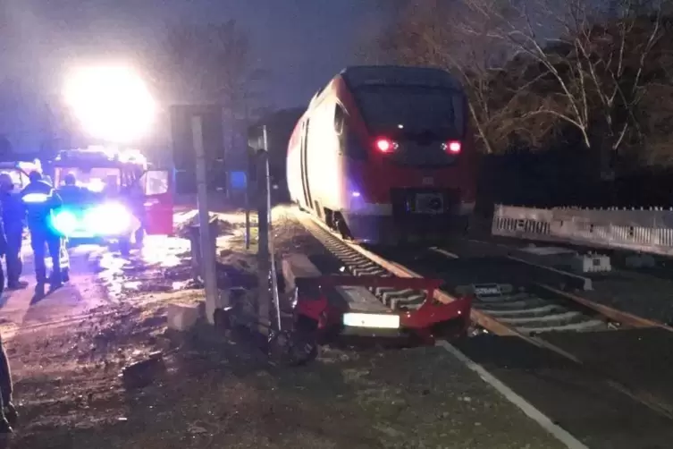 Glimpflich ausgegangen: Der Pkw-Fahrer, der den herannahenden Zug am Bahnübergang in Katzweiler übersehen hatte, wurde nur leich