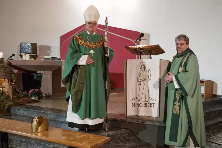 Bischof Karl-Heinz Wiesemann und Pfarrer Steffen Kühn feiern den letzten Gottesdienst in der Kirche St. Norbert.