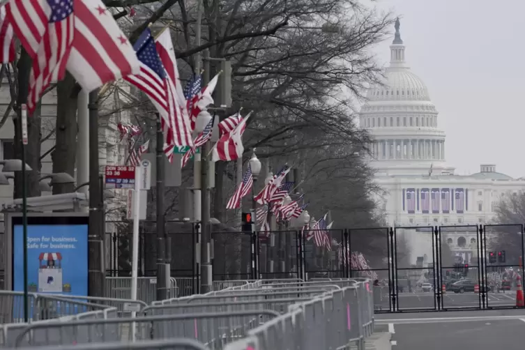 Hier an der Pennsylvania Avenue sollen wenigstens einige Zuschauer dem neuen Pr&auml;sidenten zujubeln k&ouml;nnen &ndash; wiederum mit Abstand.