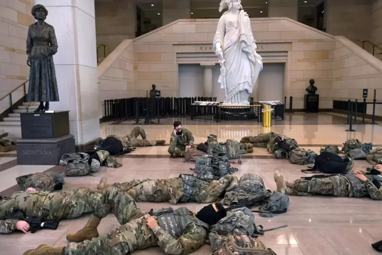 Zeit zum Ausruhen: Mitten im Parlament liegen Soldaten, die zum Schutz des Kapitols abkommandiert sind.