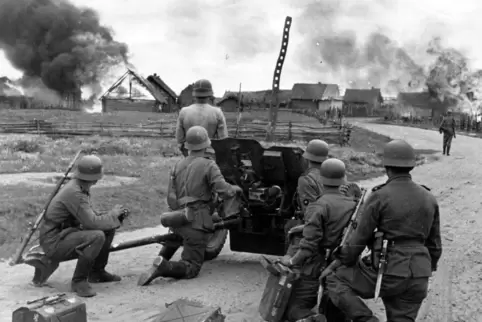Im Juni 1941 überfällt Deutschland die Sowjetunion ohne vorherige Kriegserklärung. Auf dem Bild beschießen deutsche Soldaten ein