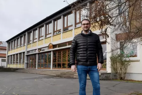 Daniel Krauß vor der Kleinkarlbacher Grundschule. 