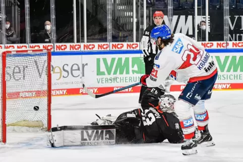 Das Siegtor: Adler-Stürmer Nico Krämmer trifft per Penalty.