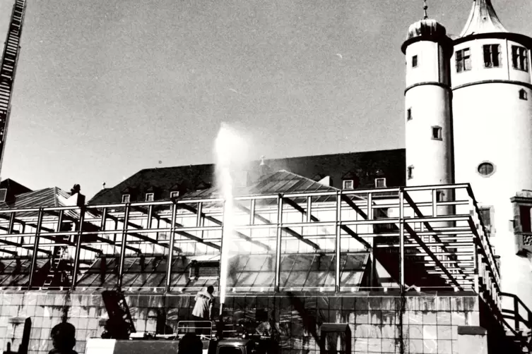 1991: Die Feuerwehr simuliert den Starkregen-Ernstfall.