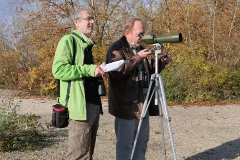 Zählen Wasservögel am Binsfeldsee: Peter Keller (links) mit griffbereitem Fernglas und Jürgen Walter am Spektiv (Fernrohr). 