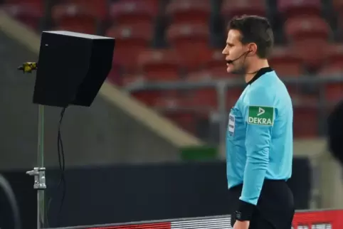Schauen wir mal, dann sehen wir schon? Schiedsrichter Brych gestand nach der Partie in Stuttgart einen Fehler ein. 