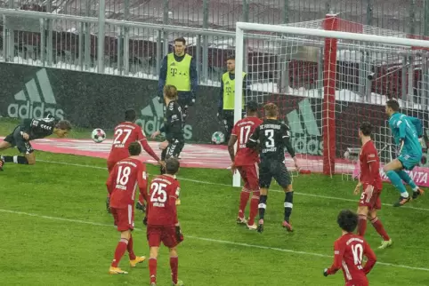 Schockmoment für die Bayern: Nils Petersen köpft das 1:1. 