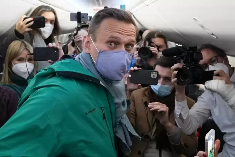 Unter enormem Medieninteresse ist Alexej Nawalny aus Deutschland abgeflogen.
