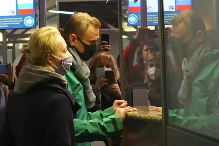 An der Passkontrolle in Moskau-Scheremetjewo ist Alexej Nawalny am Sonntagabend abgeführt worden. Neben ihm: seine Frau Julia.