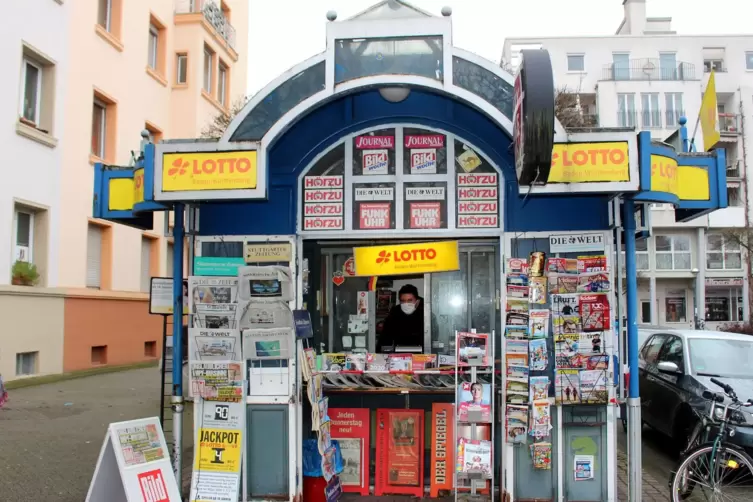 Christian Mannert betreibt einen Kiosk am Kolpingplatz in der Karlsruher Südweststadt. Von seinem Bürojob hatte er genug. Er wol