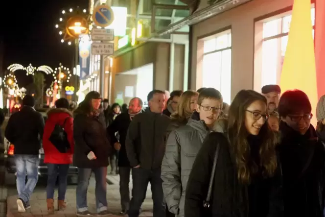Ein Bild aus einer anderen Zeit: Late-Night-Shopping in Kandel. Ein Bild aus einer anderen Zeit: Late-Night-Shopping in Kandel.
