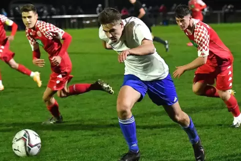 Dennis Borst (im weißen Trikot), hier für die Königsbacher A-Junioren im Spiel gegen den FSV Mainz, wechselt zur TSG Deidesheim.