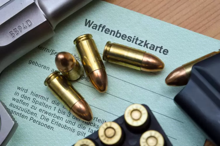 Die Tatwaffe, eine Pistole der Marke Sig Sauer, Kaliber neun Millimeter, war in einer Waffenbesitzkarte eingetragen. 