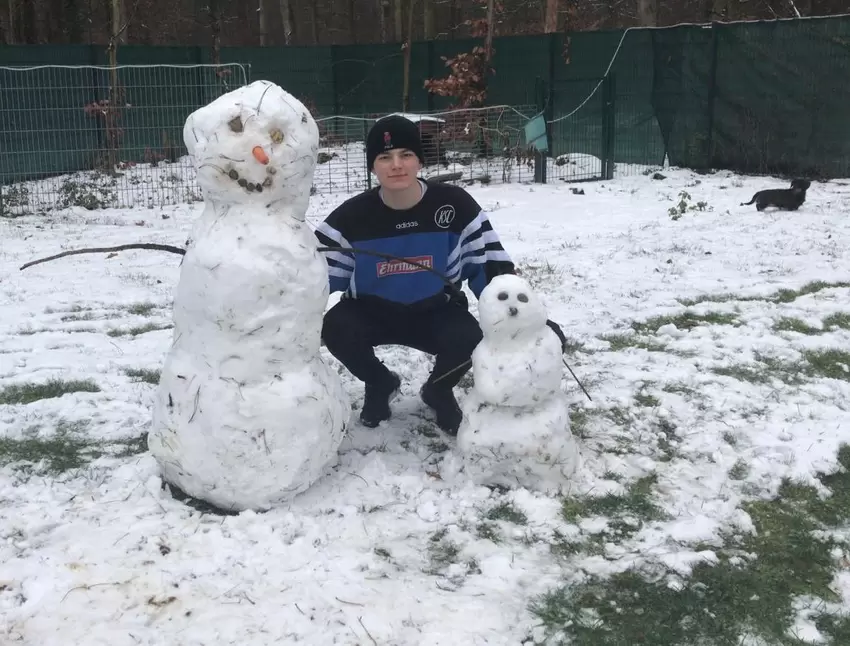 »Dieses Bild erreichte uns von unserem Enkel, er wohnt im Forsthaus in Stutensee und hat im Garten seine Schneemänner gebaut«, s