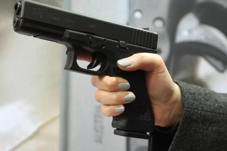 Das Foto zeigt eine echte Glock-Pistole mit dem Kaliber neun Millimeter. Imitate solcher Waffen, auch Anscheinswaffen genannt, d