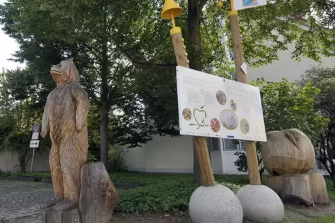 Auf dem Weg begegnet der Spaziergänger mehreren Schautafeln mit Informationen zu Bienen und Imkerei. 