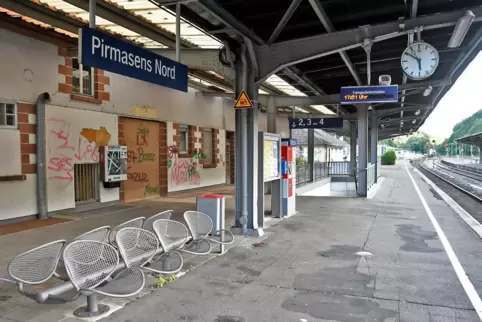 Schön ist der Bahnhof an der Biebermühle nicht. Doch für Rodalbens Verbandsbürgermeister Wolfgang Denzer hat das Areal als Einga