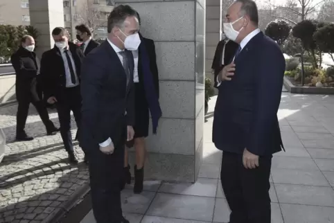  Mevlüt Cavusoglu (rechts), Außenminister der Türkei, begrüßt den deutschen Außenminister Heiko Maas in Ankara.