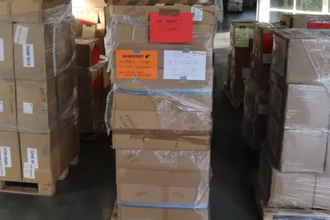 Volles Lager: Beim Mainzer Landesamt für Soziales, Jugend und Versorgung stapeln sich die Pakete mit ausgemusterten Masken. 