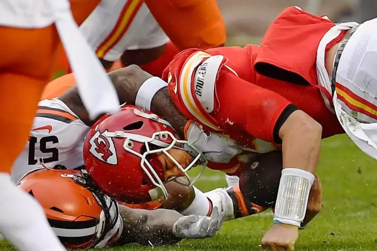 Da ist es passiert: Chiefs-Quarterback Patrick Mahomes fällt auf den Kopf. 