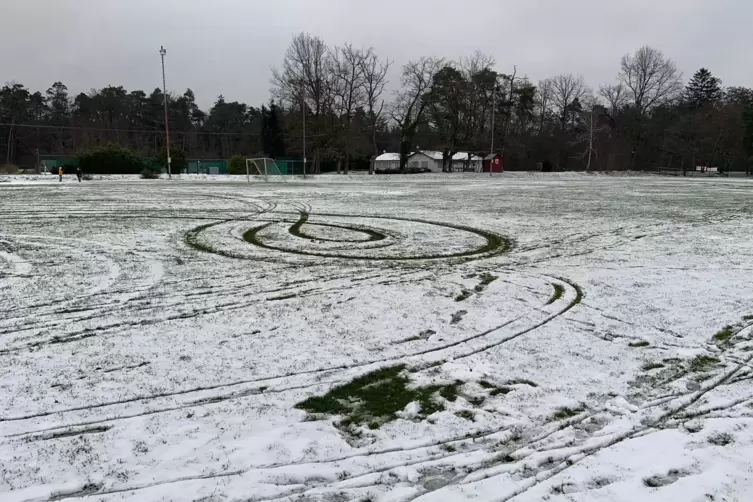 Rasen abgefahren: der Platz in Berg. 