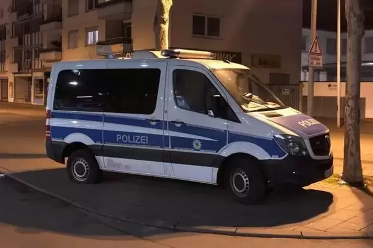 Das Dienstfahrzeug der Bundespolizei stand auf dem Vorplatz des Hauptbahnhofs in Worms.