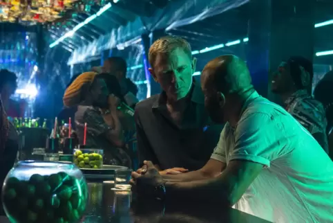 Trinkt Bond künftig Caipi? Szene aus „Keine Zeit zu sterben“ mit Daniel Craig als Bond und Jeffrey Wright als Felix Leiter. 