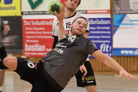 Sebastian Meister (mit Ball)