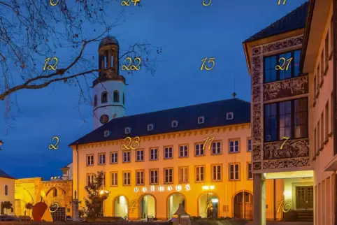 Das Frankenthaler Rathaus in Festtagsbeleuchtung zeigte der Adventskalender 2020. 