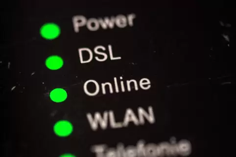 Für W-Lan-Router, Einrichtung, Aktivierung, Versand oder TV-Hardware können zusätzliche Kosten anfallen. Leuchtdioden zeigen den