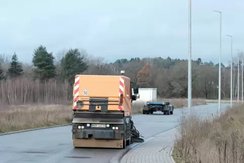 Wenn sich entlang dieser Straße Firmen ansiedeln, sollen sie an den Erschließungskosten beteiligt werden. Wenn sich entlang dieser Straße Firmen ansiedeln, sollen sie an den Erschließungskosten beteiligt werden.