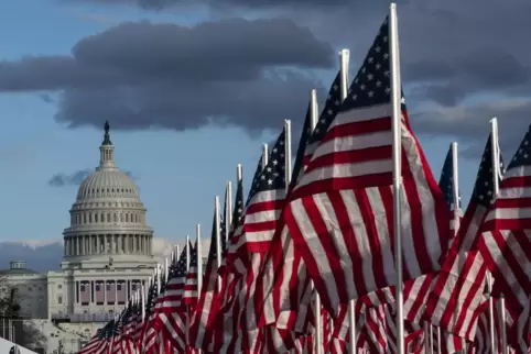 Amerikanische Flaggen auf der National Mall vor dem Kapitol in der US-Hauptstadt Washington: Am Mittwoch wird der neue US-Präsid