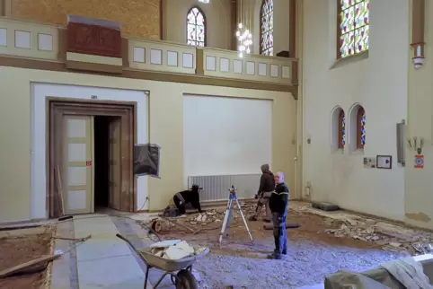 Arbeiter der Webenheimer Baufirma Roman Brengel arbeiten am Kolumbarium in der evangelischen Kirche Webenheim. Arbeiter der Webenheimer Baufirma Roman Brengel arbeiten am Kolumbarium in der evangelischen Kirche Webenheim.