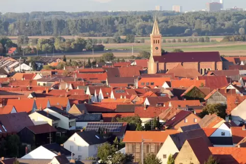 Waldseer Ortskern mit katholischer Kirche: Die Ortsgemeinde will 2021 unter anderem in Kitas, Schule und Sporthalle investieren.