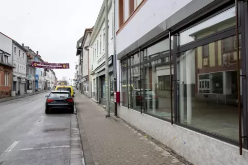 Lockdown in Kaiserslautern: Ein Blick in die Kaiserstraße, wo einige Geschäfte leer stehen und andere geschlossen sind. 