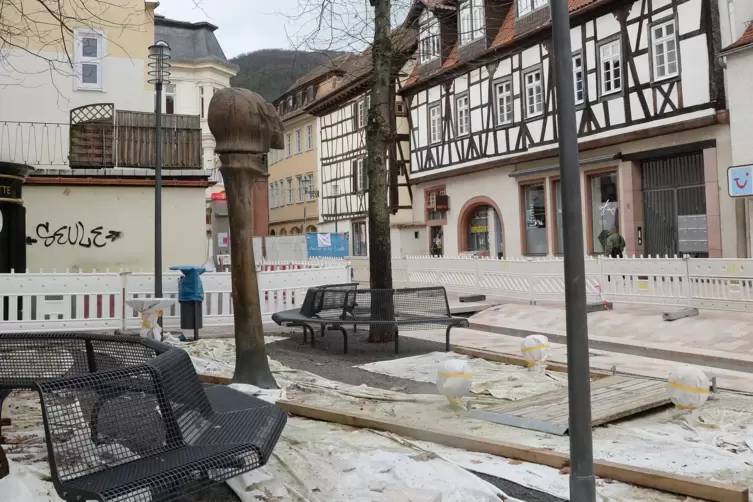 Der Blick von der Badstubengasse in Richtung Hauptstraße. Dort wird aktuell gepflastert. 