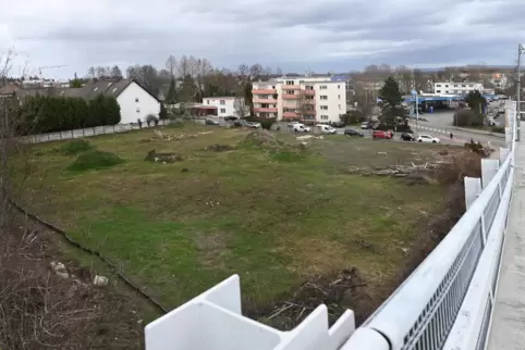 Noch unbebaut: „Haribo-Gelände“ in der Waldstraße vom Bahnhofsparkhaus aus.