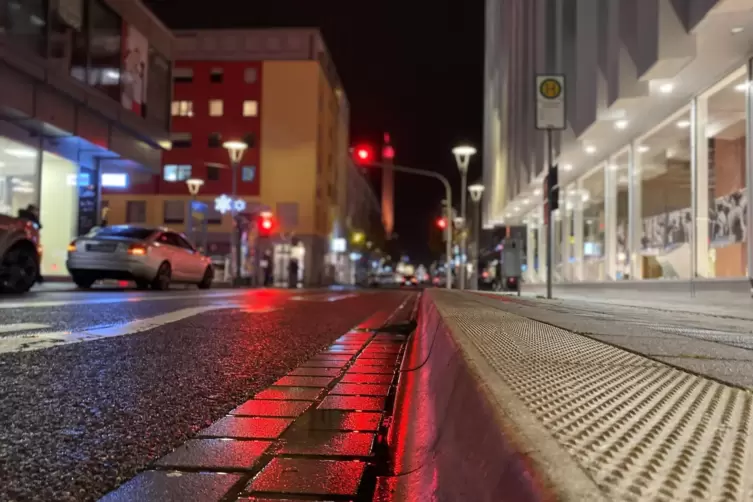 Seit der Ausgangssperren sind die Straßen ,wie hier in Ludwigshafen, abends menschenleer. 