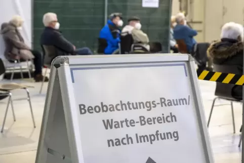 In den Impfzentren finden ab Mitte nächster Woche vorerst nur noch Zweitimpfungen statt.  