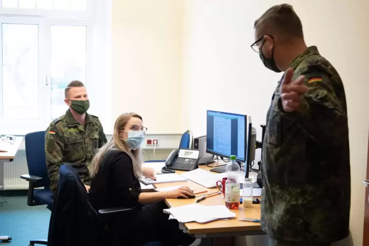 Soldaten der Bundeswehr müssen in Gesundheitsämtern den Mitarbeitern bei der Kontaktverfolgung helfen. 