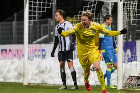 FKP-Mittelstürmer Dennis Krob bejubelt seinen Treffer zum 1:0 in Aalen.