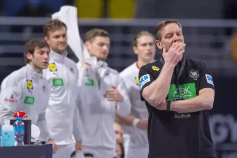 nttäuschung bei Alfred Gislason und der deutschen Mannschaft nach dem 28:29 gegen Ungarn. 